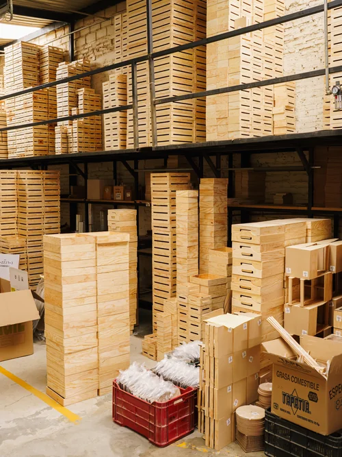 Estantes con cajas de madera y pedidos listos para empacar