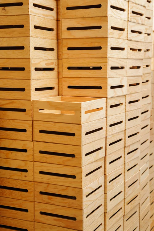 Huacales de madera apilados