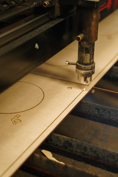 Máquina de corte láser trabajando sobre MDF