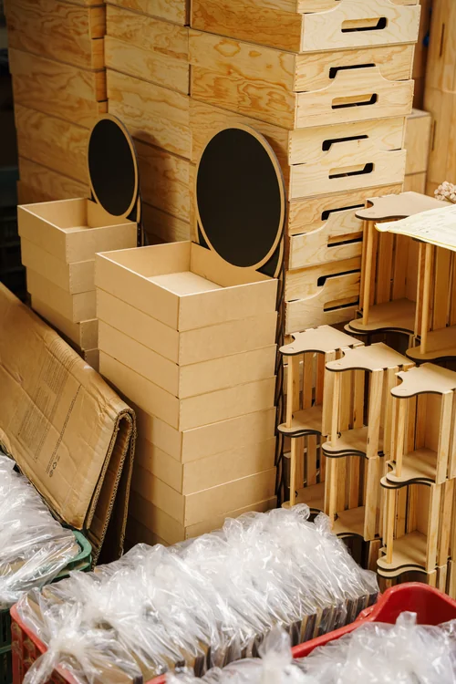 Cajas y piezas de madera listas para empacar