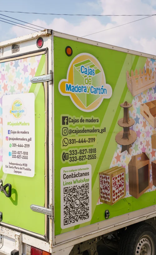 Camión de reparto de Cajas de Madera y Cartón