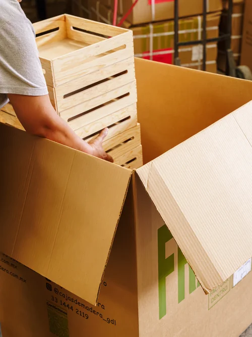 Empacando huacales de madera en una caja