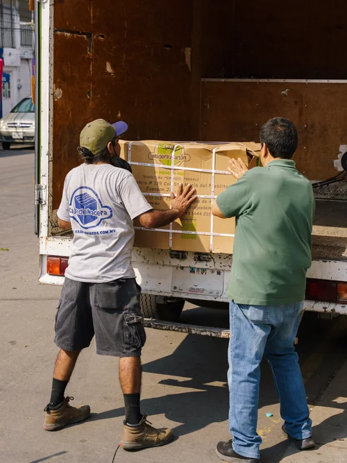 Cargando un pedido en el camión de reparto